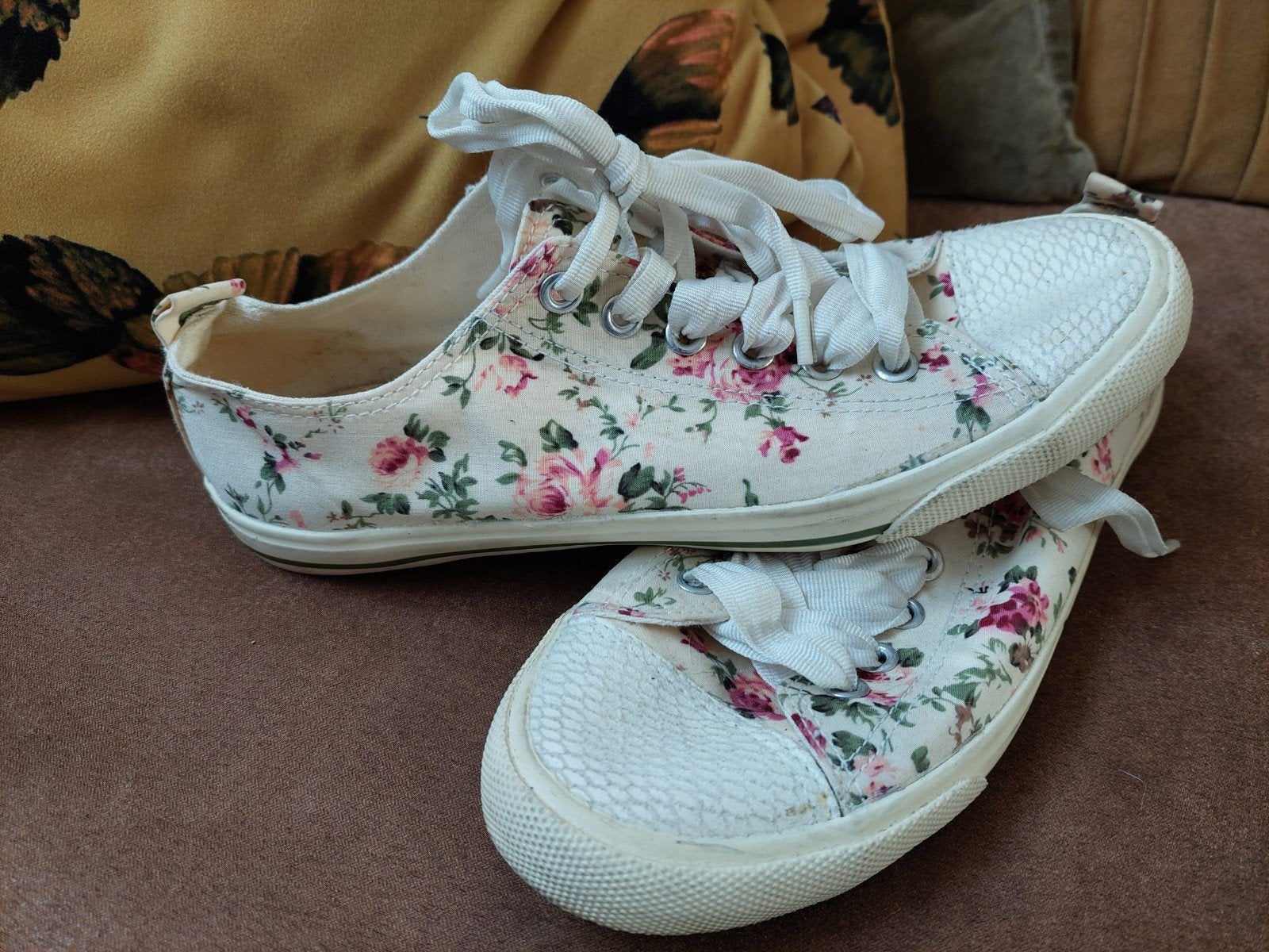 Leuk gebloemde sneakers mt 37, Kleding | Dames, Schoenen, Beige, Ophalen of Verzenden, Emilio Luca x, Sneakers of Gympen