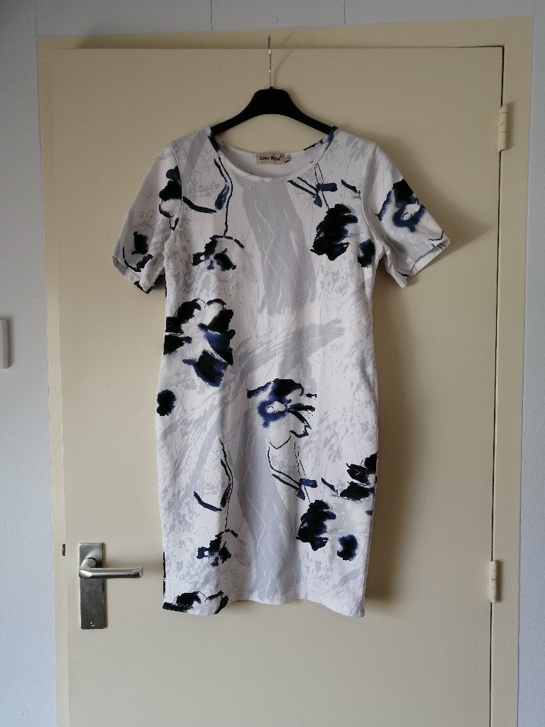 Jurk - Maat 36 / S - Sensi Wear - Blauw en Wit, Kleding | Dames, Jurken, Verzenden, Wit, Maat 36 (S), Boven de knie