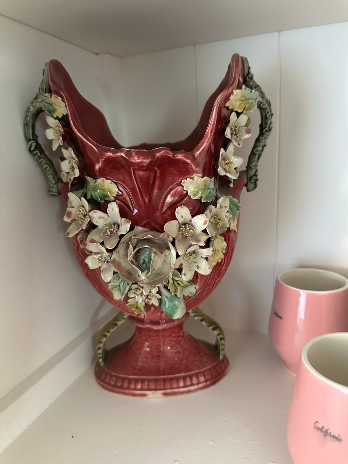 Antieke Rode Majolica Vaas met Bloemen, Ophalen of Verzenden