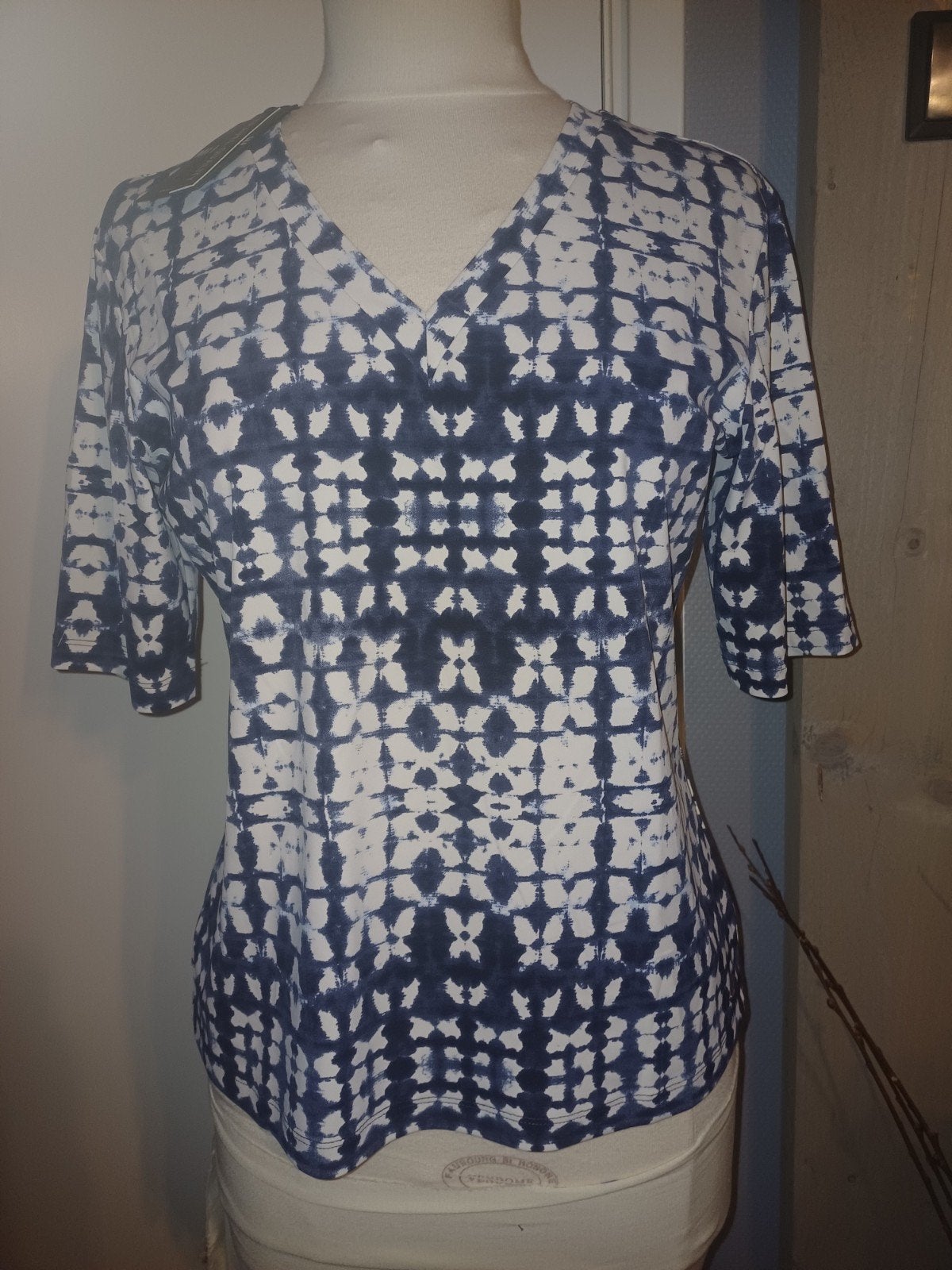 Mi piace travel V-hals top Dark blue kit batik print maat M, Maat 38/40 (M), Mp, Mp, Blauw