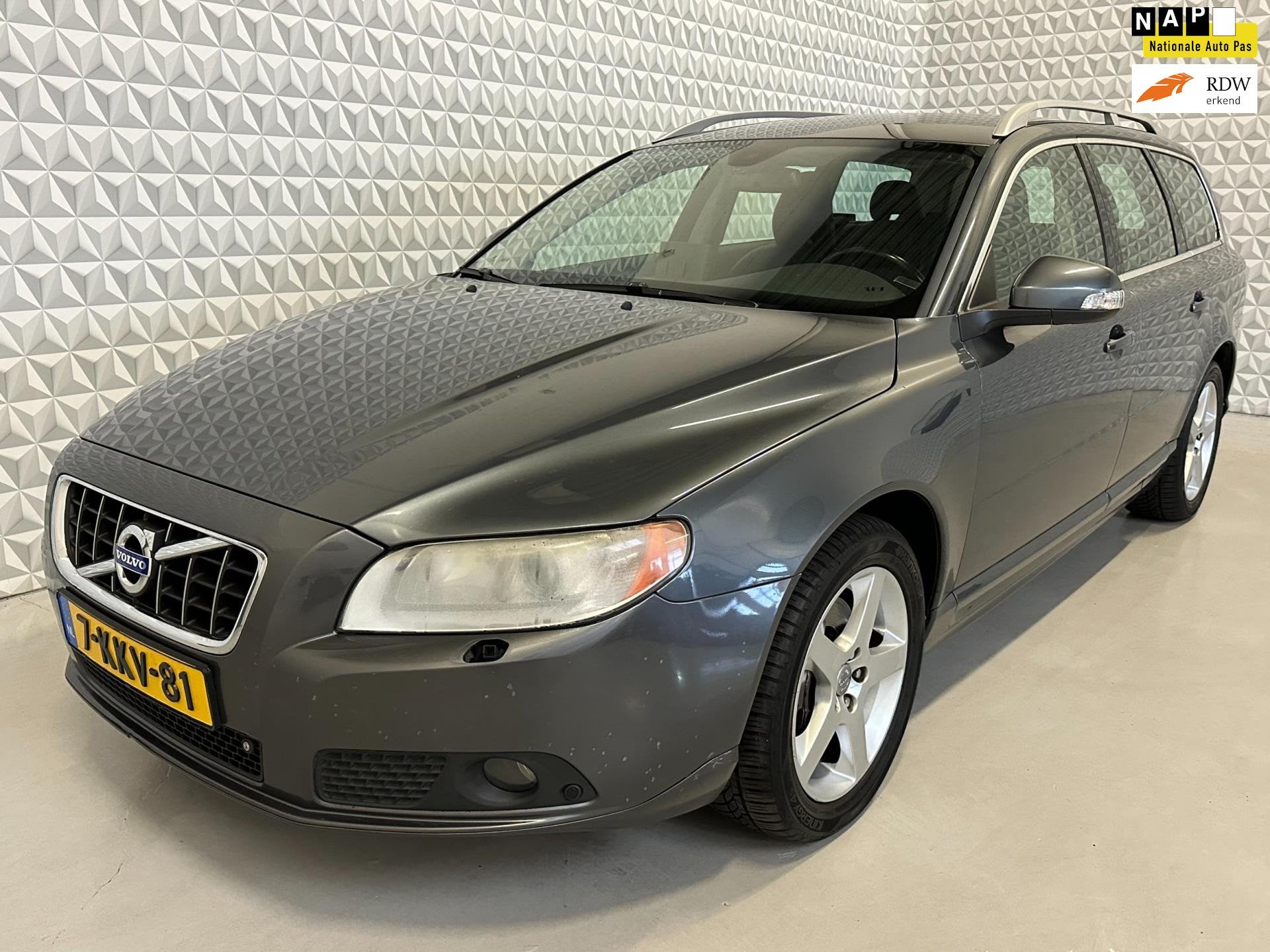 Volvo V70 2.4 D5 Summum Navi Leer Xenon PDC Stoelverwarming, Gebruikt, Zwart, 2000 kg, Navigatiesysteem