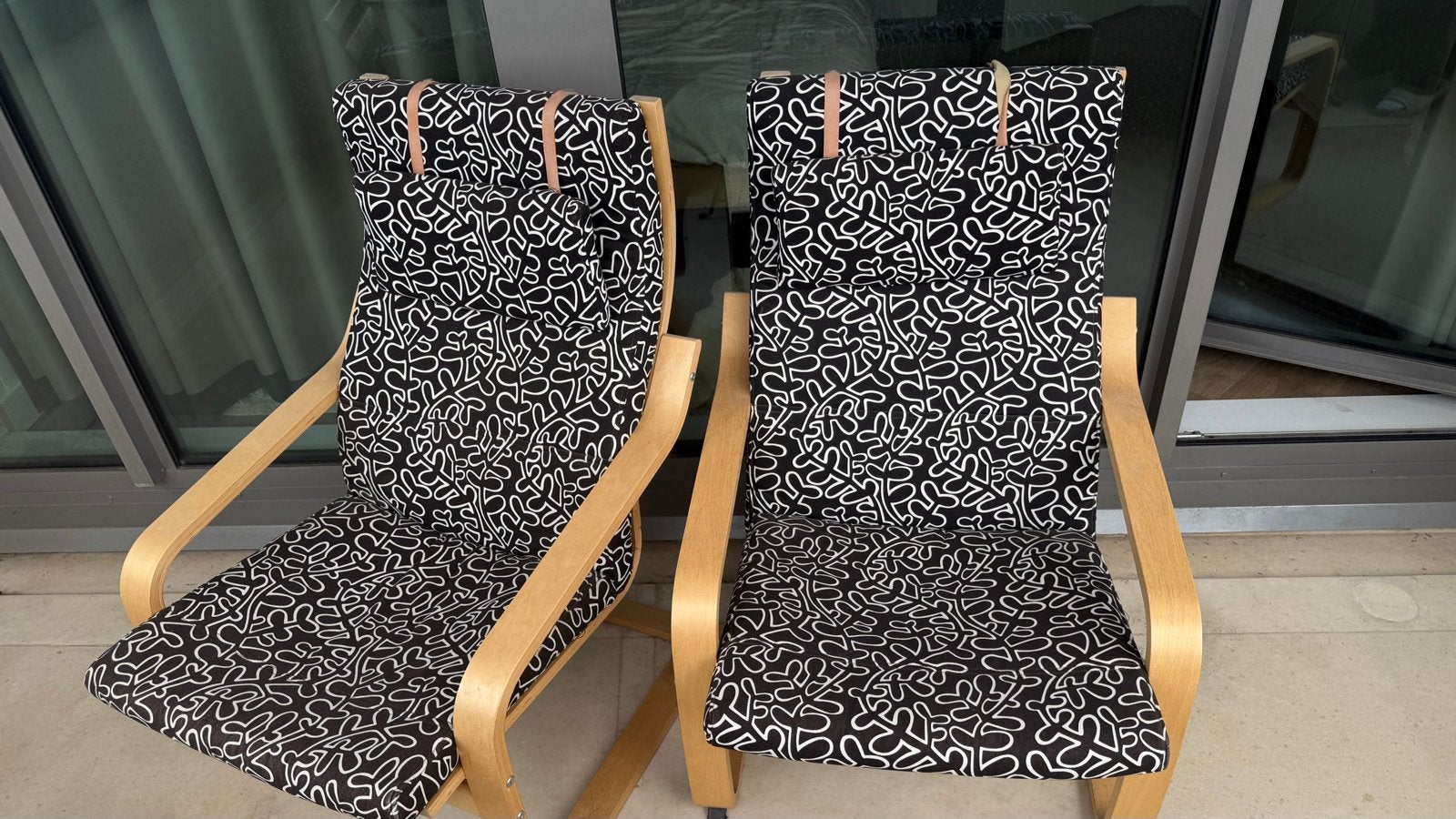 Twee IKEA Poäng fauteuils met zwart-witte hoezen, Ophalen, Gebruikt, Twee, Zwart