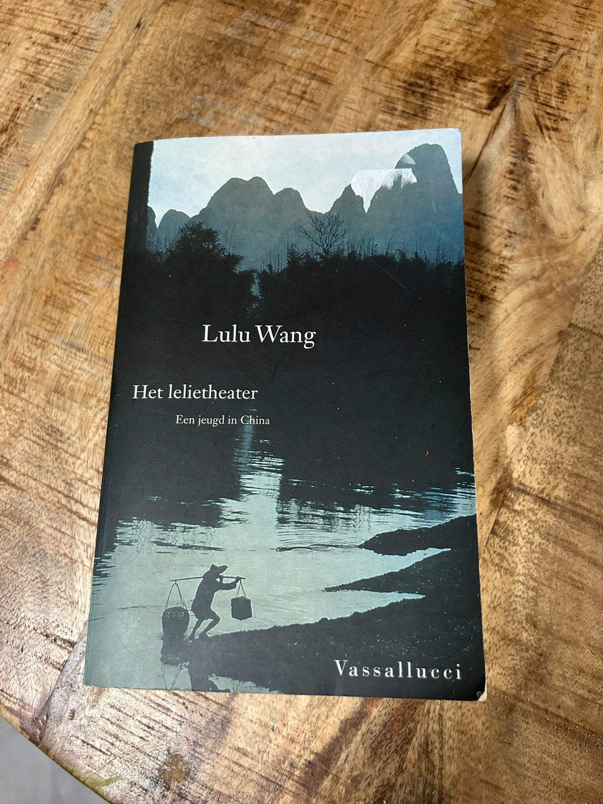 Lulu Wang - Het lelietheater, Ophalen of Verzenden, Zo goed als nieuw, Lulu Wang