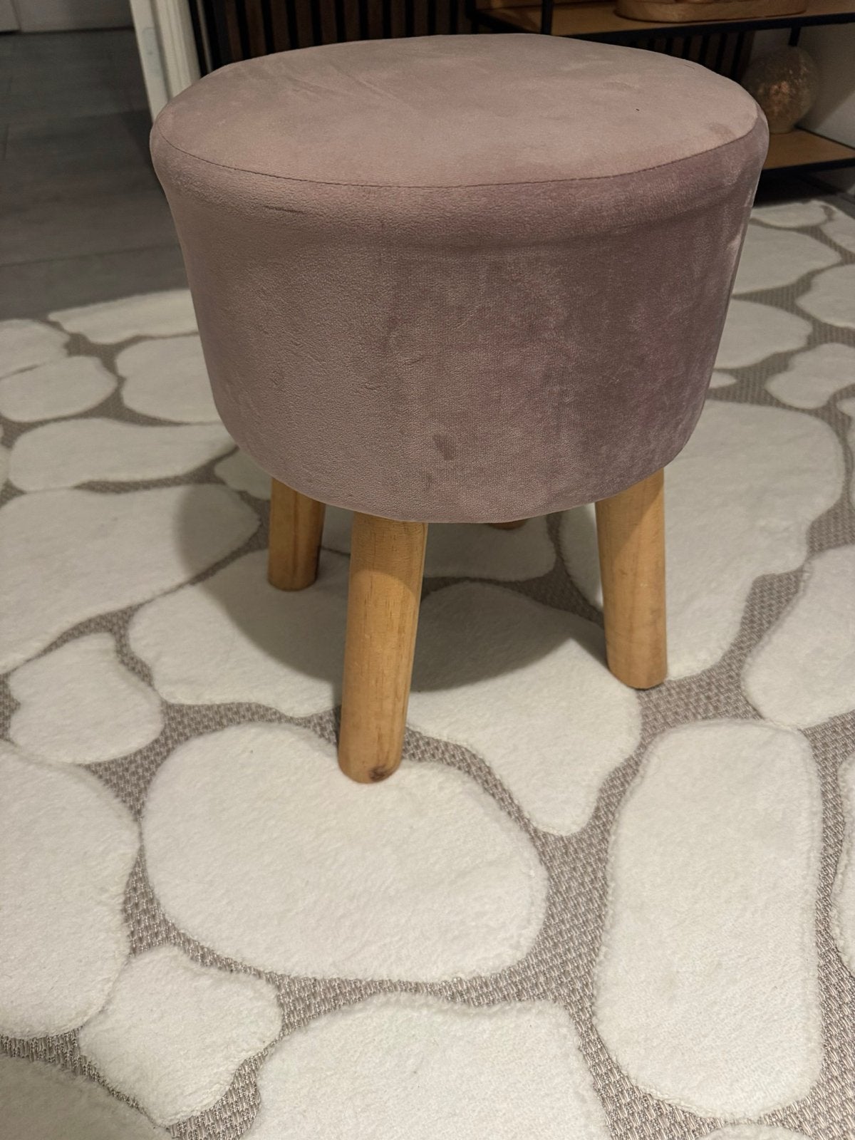 Roze fluwelen poef met houten poten, Ophalen, Gebruikt, Overige kleuren, Eén