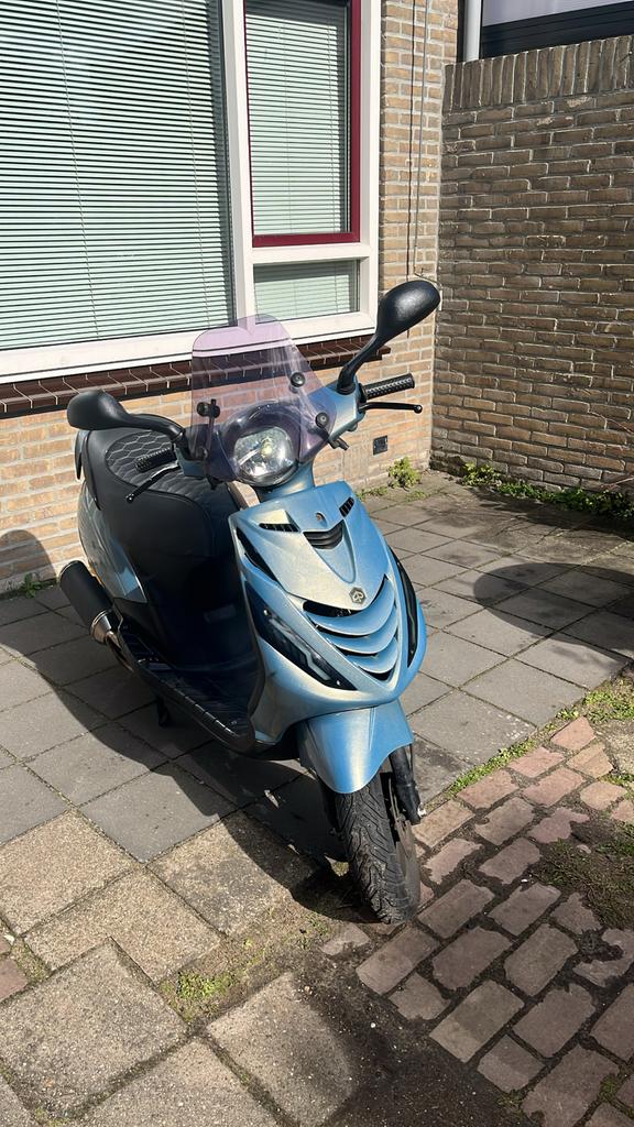 Piaggio Zip 2017 - Goed Onderhouden, Fietsen en Brommers, Scooters | Piaggio, Zo goed als nieuw, Zip, Benzine, Ophalen