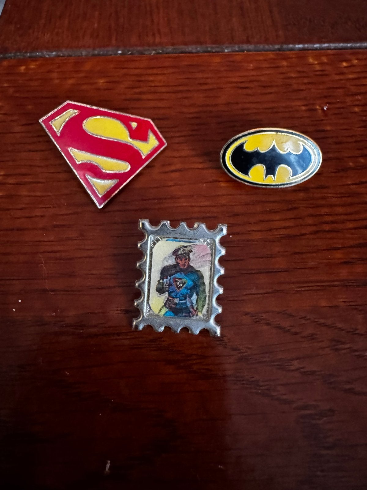 Superman & Batman pins en Superman speldje, Ophalen of Verzenden, Zo goed als nieuw, Figuurtje, Speldje of Pin