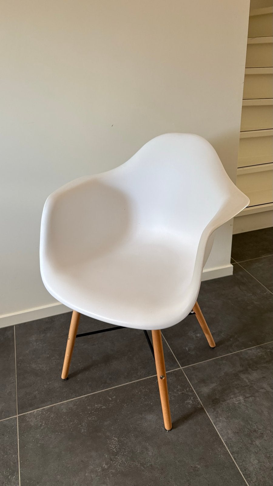 4 Witte eetkamerstoelen (kuipstoelen) met houten poten, Ophalen, Wit, Zo goed als nieuw, Vier