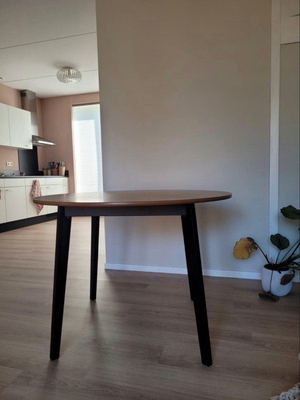 Ronde eettafel met kleine gebruikerssporen, Huis en Inrichting, Ophalen, Gebruikt, 100 tot 150 cm, Rond
