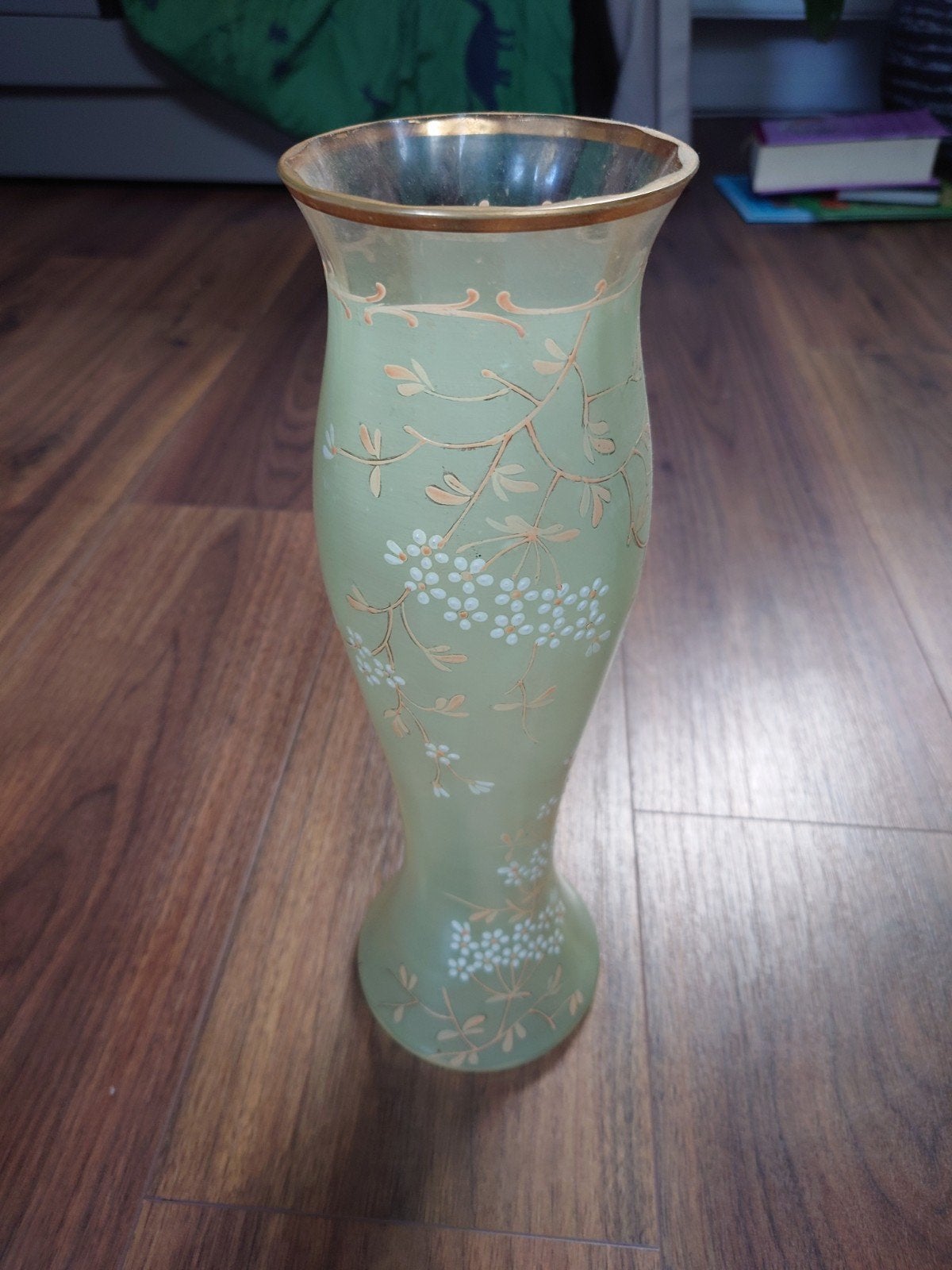 Antieke vaas met bloemmotief - Groen glas, Antiek en Kunst, Ophalen of Verzenden