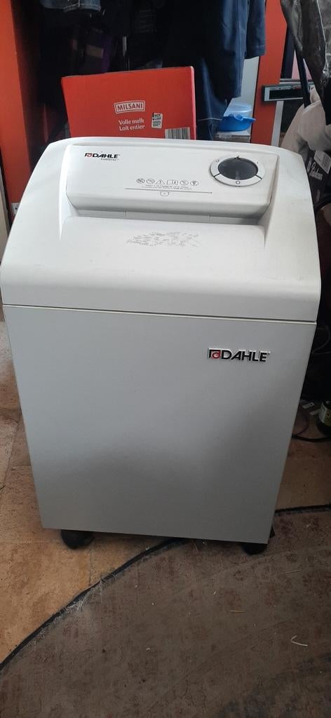Dahle 41206 papiervernietiger, Ophalen