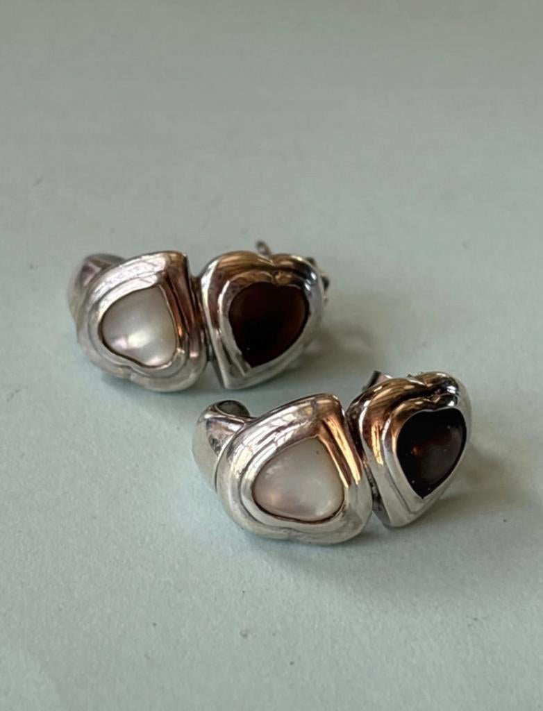 Yves Saint Laurent zilveren hartjes oorstekers met parelmoer, Verzenden, Zo goed als nieuw, Knopjes of Stekers, Zilver