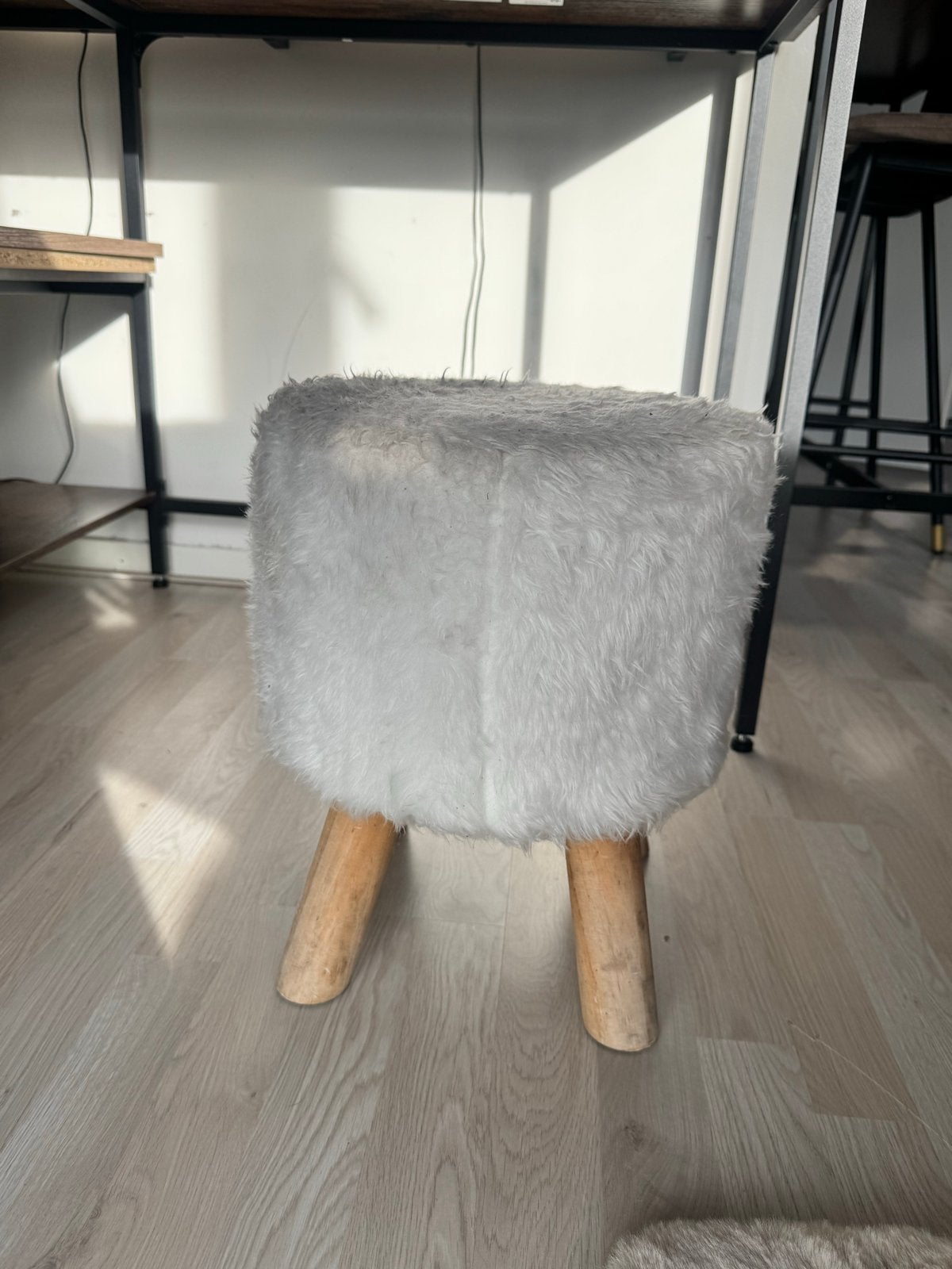 Gratis: Fluffy wit krukje met houten pootjes, Ophalen of Verzenden, Gebruikt, Hout