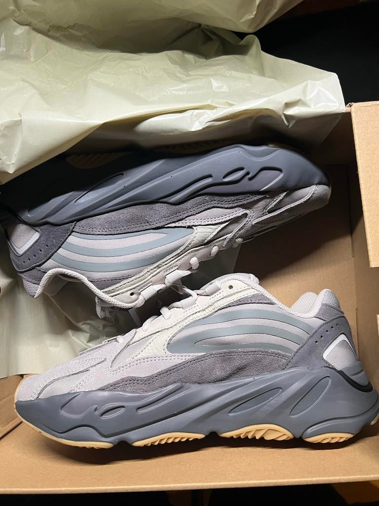 Adidas Yeezy Boost 700 V2 Tephra - Maat EU 41 1/3 (US 8), Ophalen of Verzenden, Zo goed als nieuw, Overige kleuren, Sneakers of Gympen