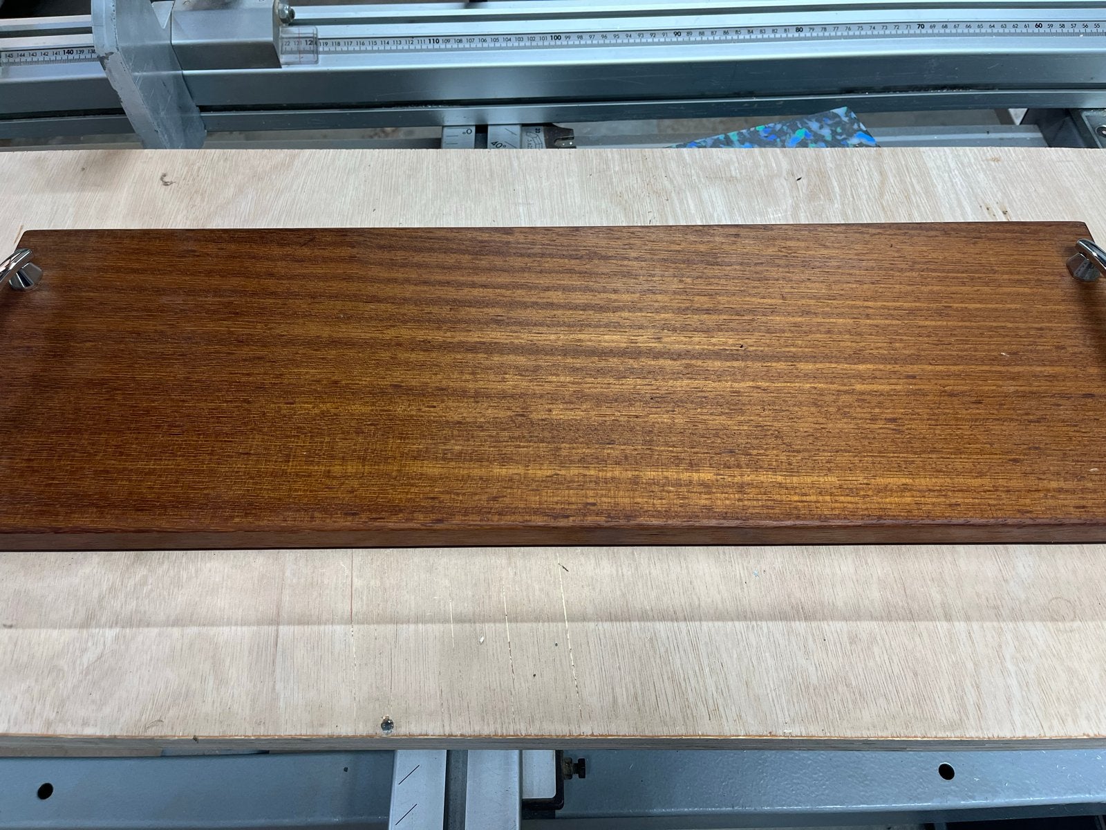 Nieuwe massief Mahonie snijplank/werkplank met handvaten, Hout, Snij-/serveerplank, Nieuw, Ophalen of Verzenden