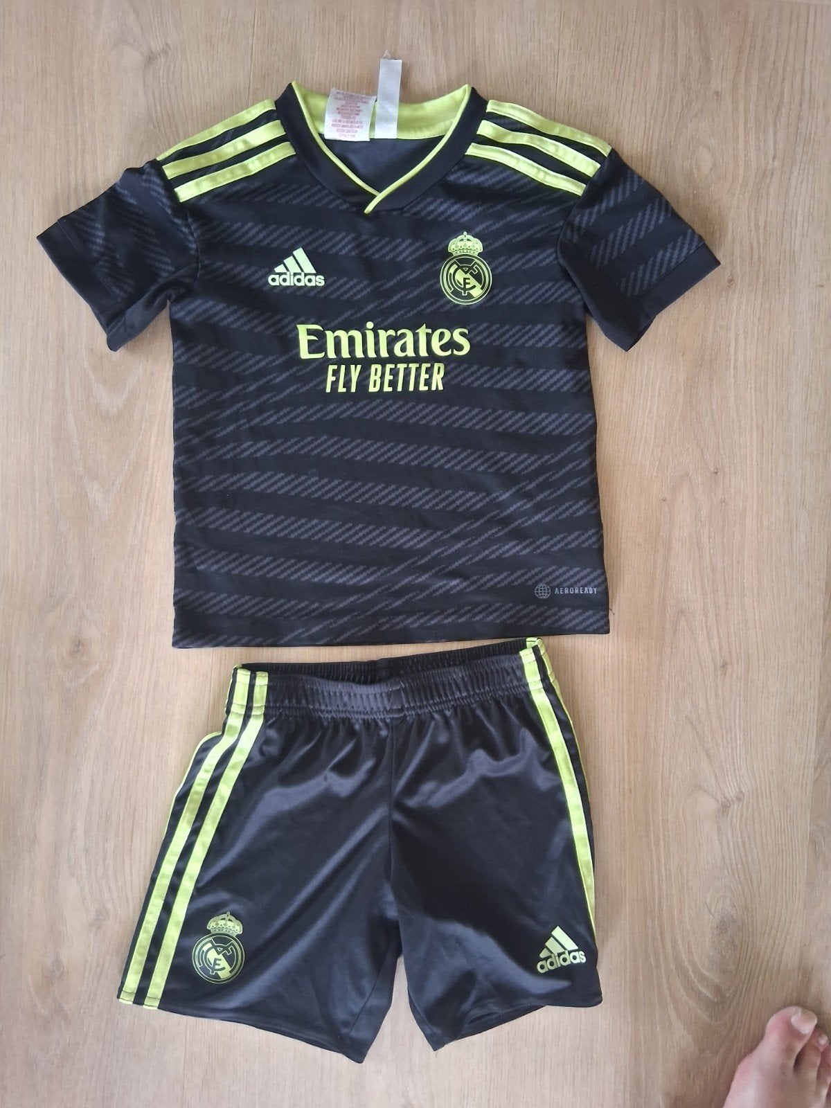 Adidas Real Madrid tenue - shirt en broekje  4- 5 jaar, Ophalen of Verzenden, Zo goed als nieuw, Adidas, Jongen of Meisje