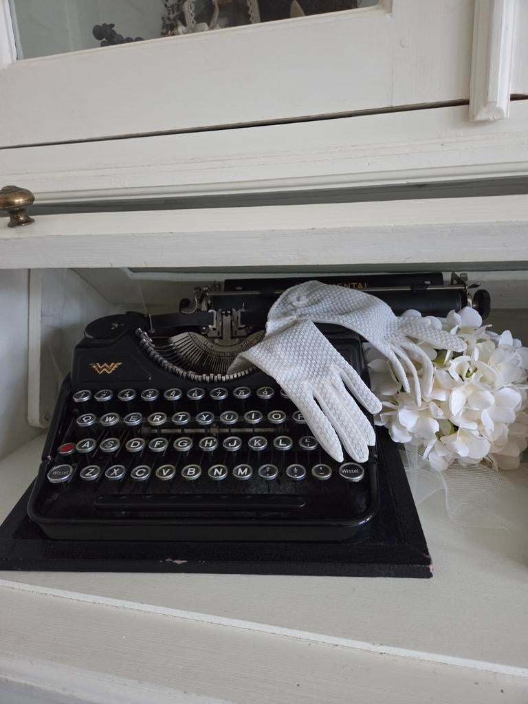 Continental typemachine, popje, krans en handschoenen, Ophalen of Verzenden