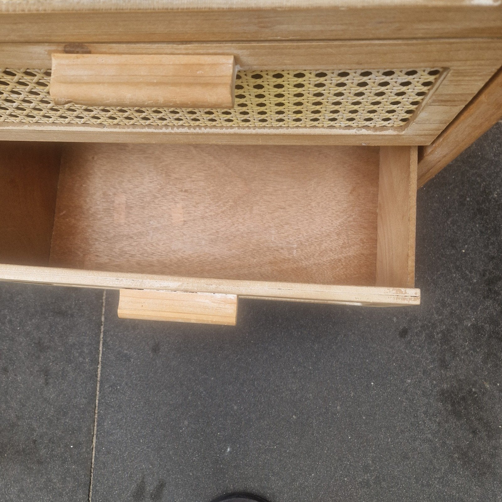 Houten ladekastje met rotan details, Huis en Inrichting, Kasten | Ladekasten, Ophalen, Zo goed als nieuw, 3 of 4 laden, Minder dan 100 cm
