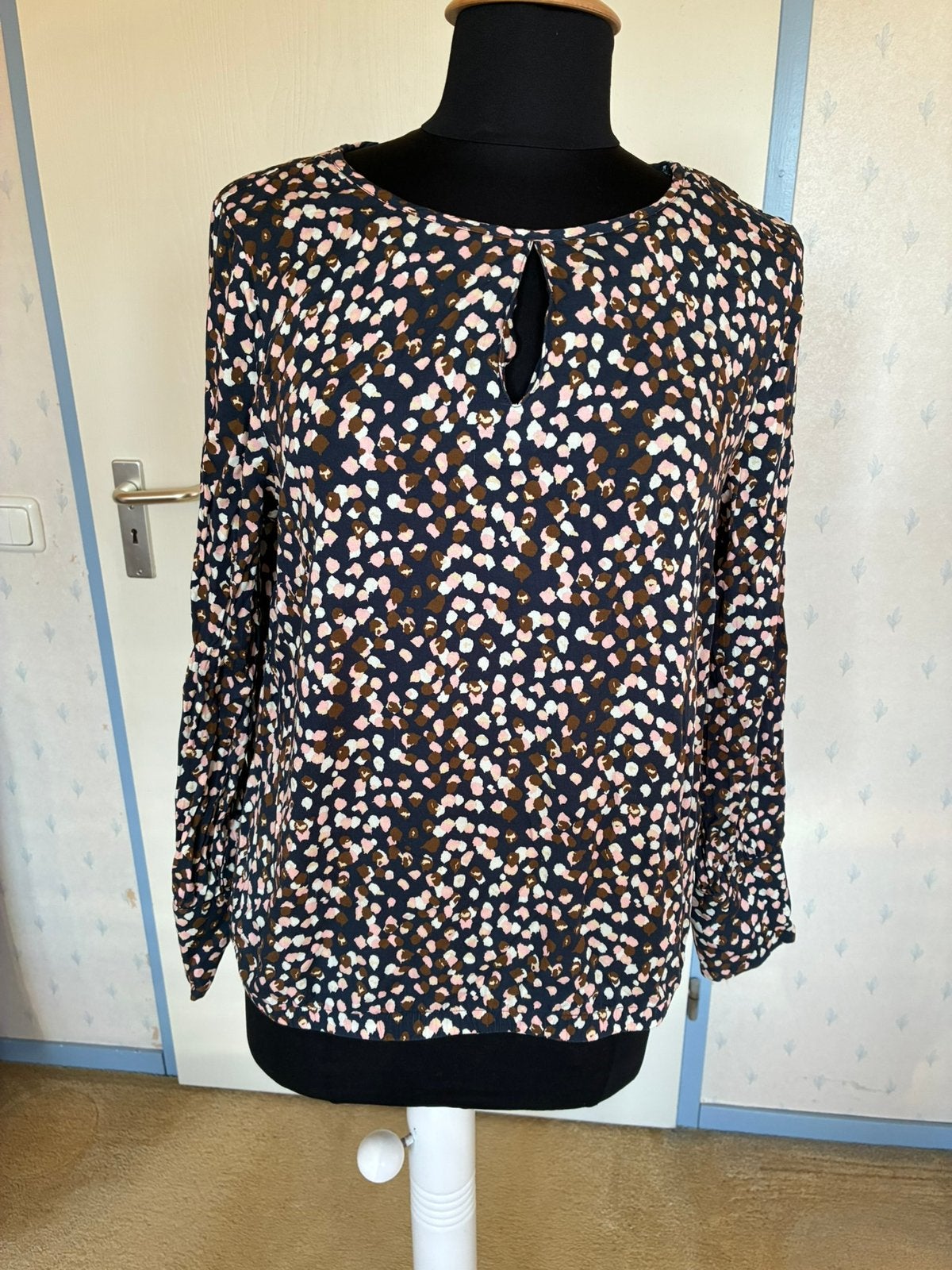 087 Kyra blouse in maat 44 donker blauw/roze/wit, Verzenden, Zo goed als nieuw, Maat 42/44 (L), Blauw