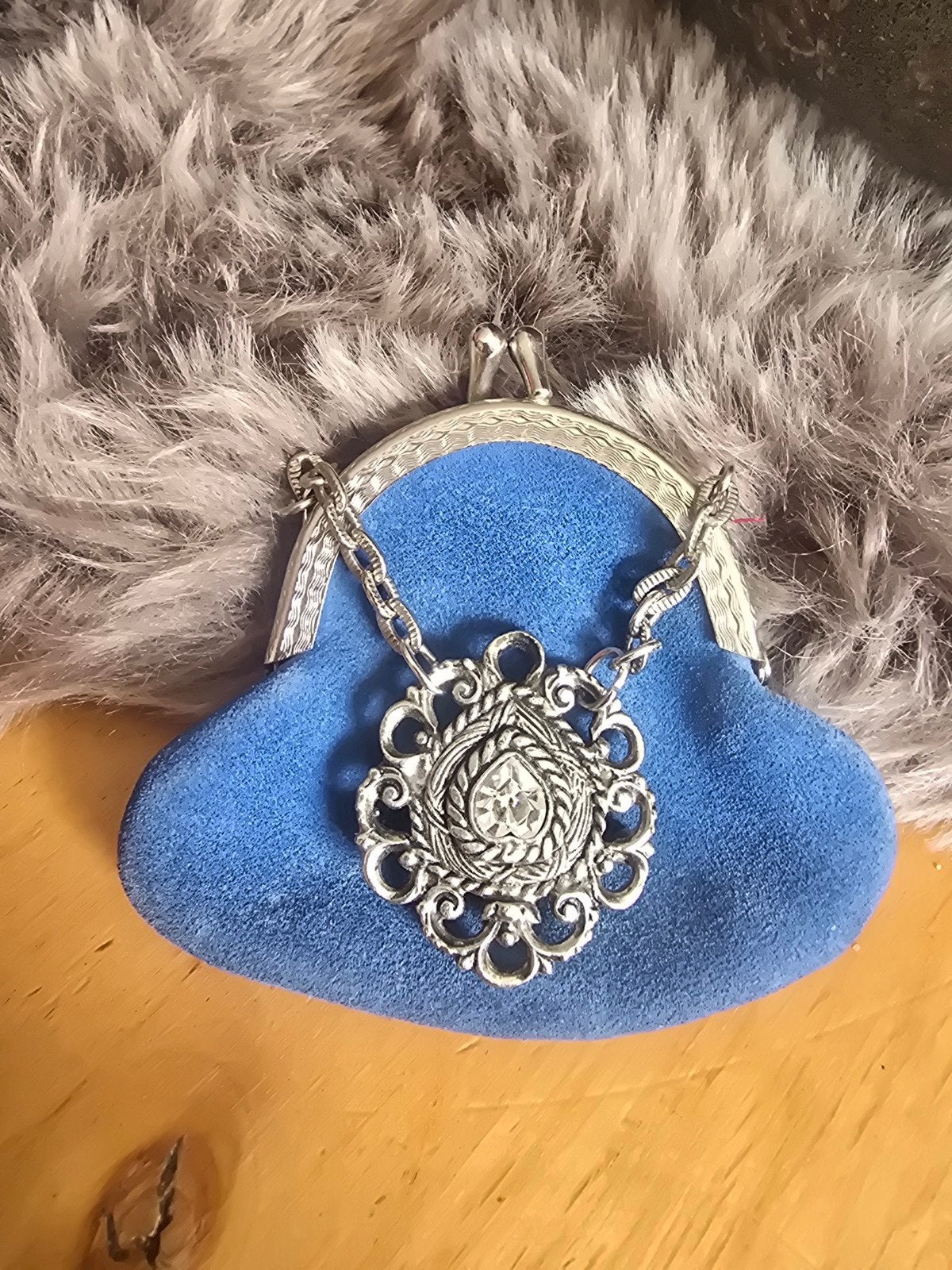 Blauw suède avondtasje met zilverkleurige broche, Ophalen of Verzenden, Zo goed als nieuw, Blauw, Avondtasje