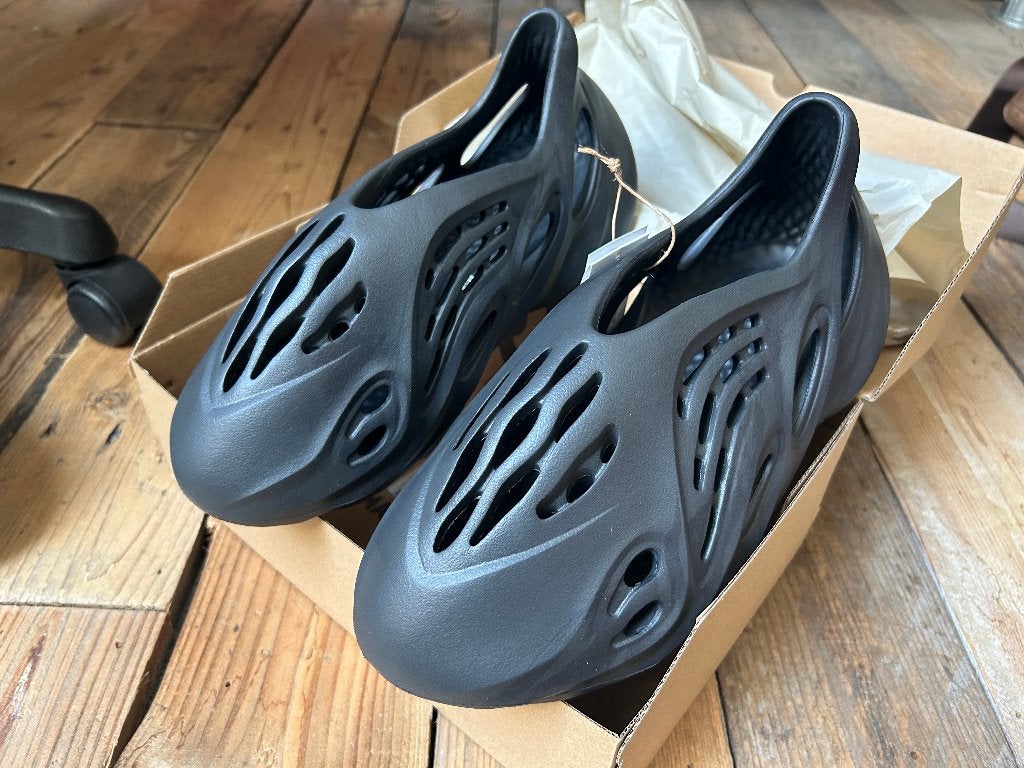 Adidas Yeezy Foam RNNR Onyx - 43, Zwart, Nieuw, Ophalen of Verzenden, Sneakers of Gympen