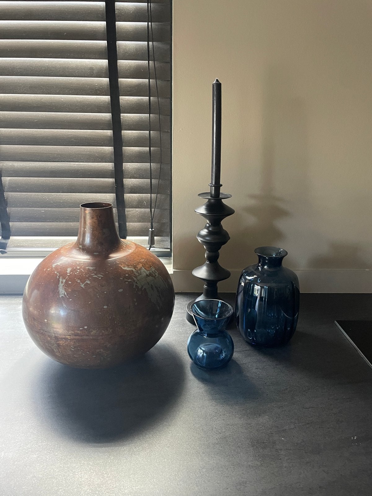 vaas, kandelaar en blauwe vazen, Ophalen