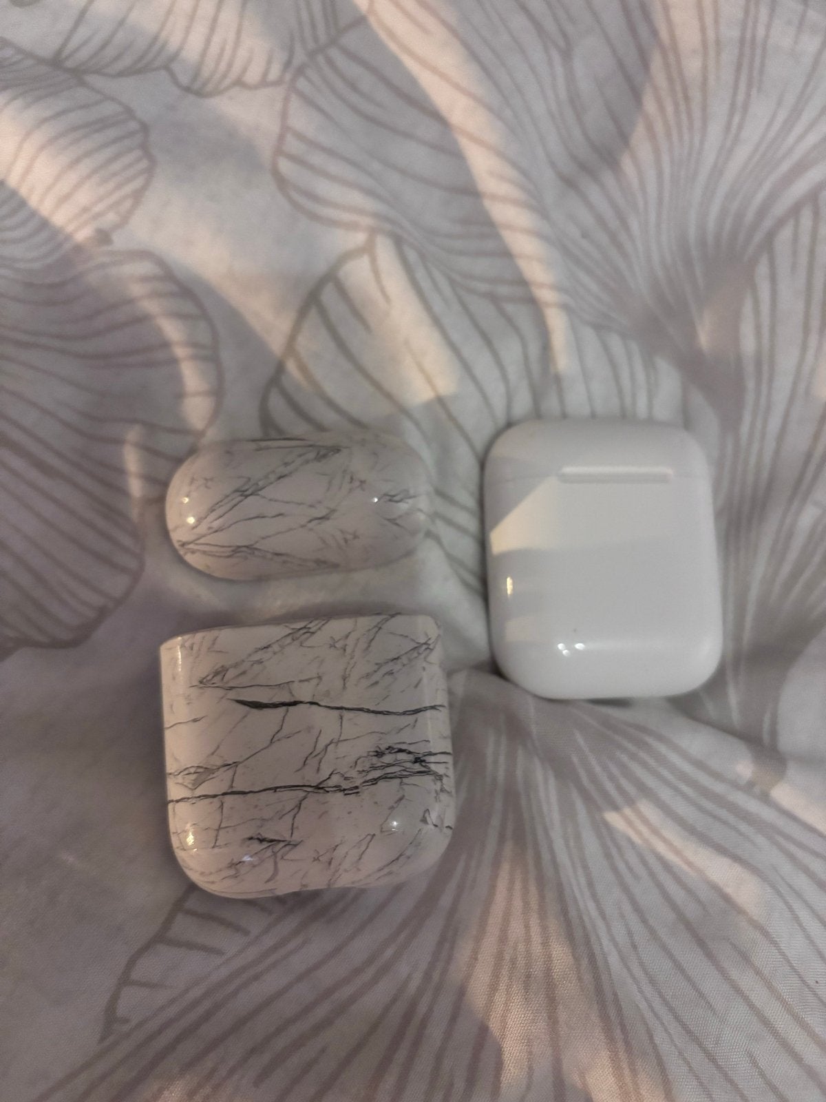 Apple AirPods 2e generatie met oplaadcase en hoesjes, In-ear, Gebruikt, Bluetooth, Ophalen of Verzenden
