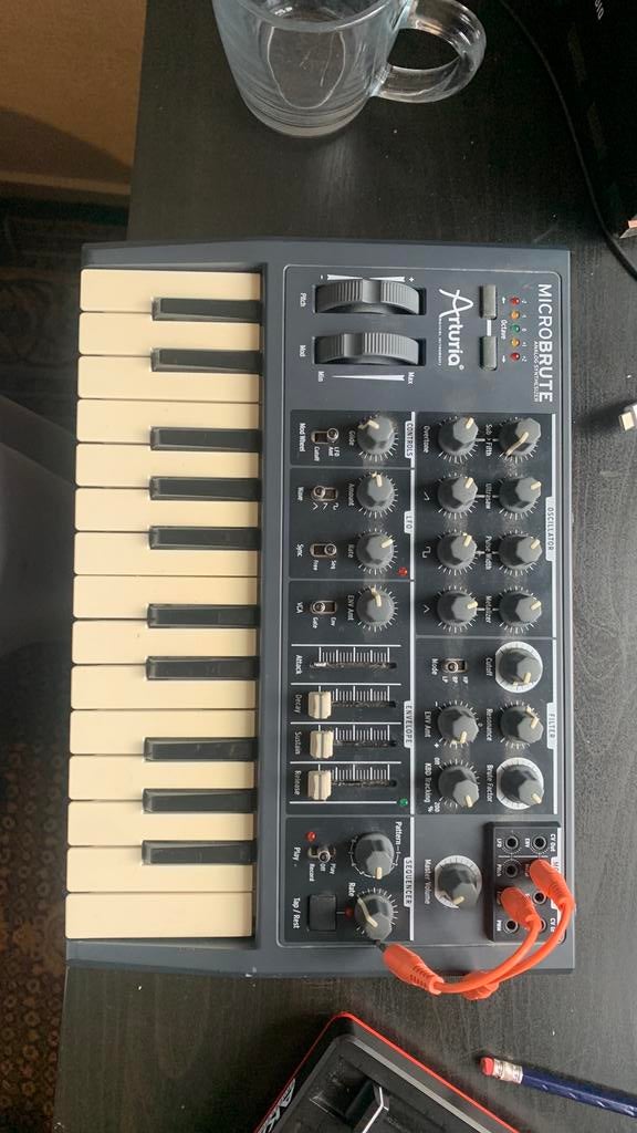Arturia Microbrute (analog synthesizer), Muziek en Instrumenten, Synthesizers, Gebruikt, Overige aantallen, Met midi-aansluiting