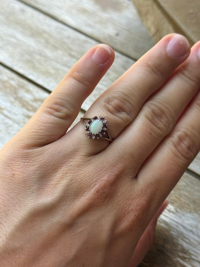 Gouden ring opaal met robijn eyecatcher, Ophalen of Verzenden, Zo goed als nieuw, 17 tot 18, Met edelsteen
