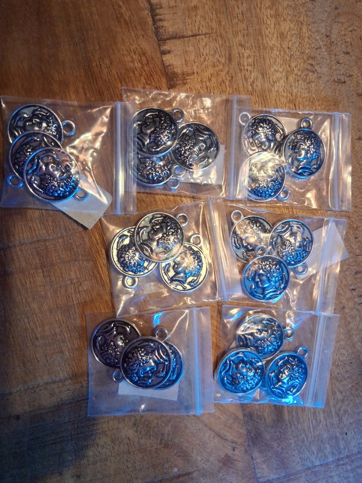 Zilverkleurige bedels met klassiek reliëf, Overige merken, Nieuw, Ophalen of Verzenden, 4 bedels of meer