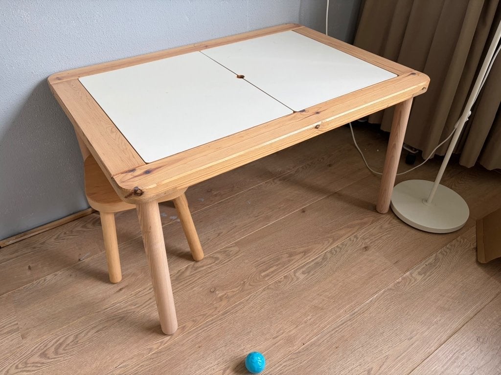 Kindertafel IKEA Flisat met 2 witte opbergbakken en kruk, Ophalen, Gebruikt, Tafel(s)