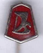 Lada rood op zilverkleurig auto speldje ( B_192), Ophalen of Verzenden, Zo goed als nieuw, Transport, Speldje of Pin