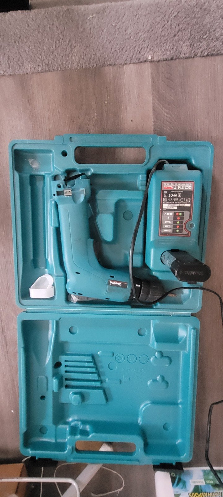 Makita accuboormachine met 1 accu oplader en Koffer, Gebruikt, 70 mm of meer, 600 tot 1200 watt, Ophalen of Verzenden