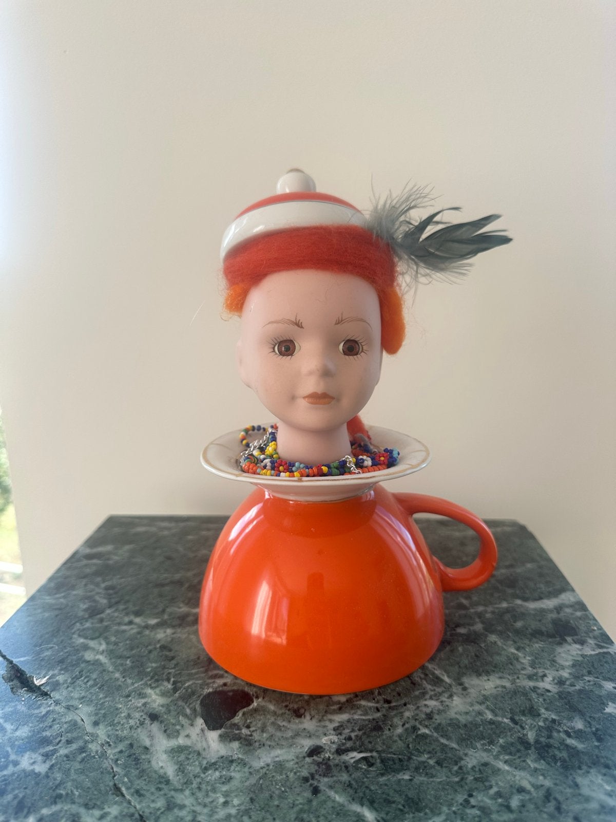 Uniek kunstobject: Pophoofd in theekop, 23 cm hoog, Ophalen of Verzenden, Gebruikt