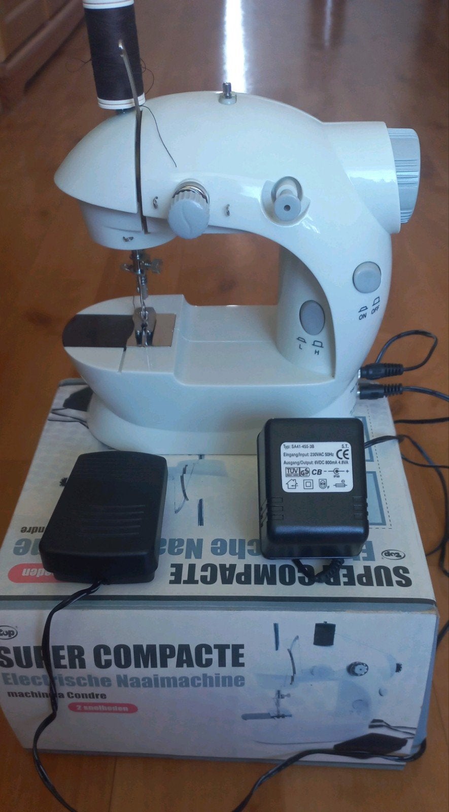 Compacte, elektrische mini-naaimachine- 2 snelheden, Ophalen of Verzenden, Gebruikt, Naaimachine, Overige merken