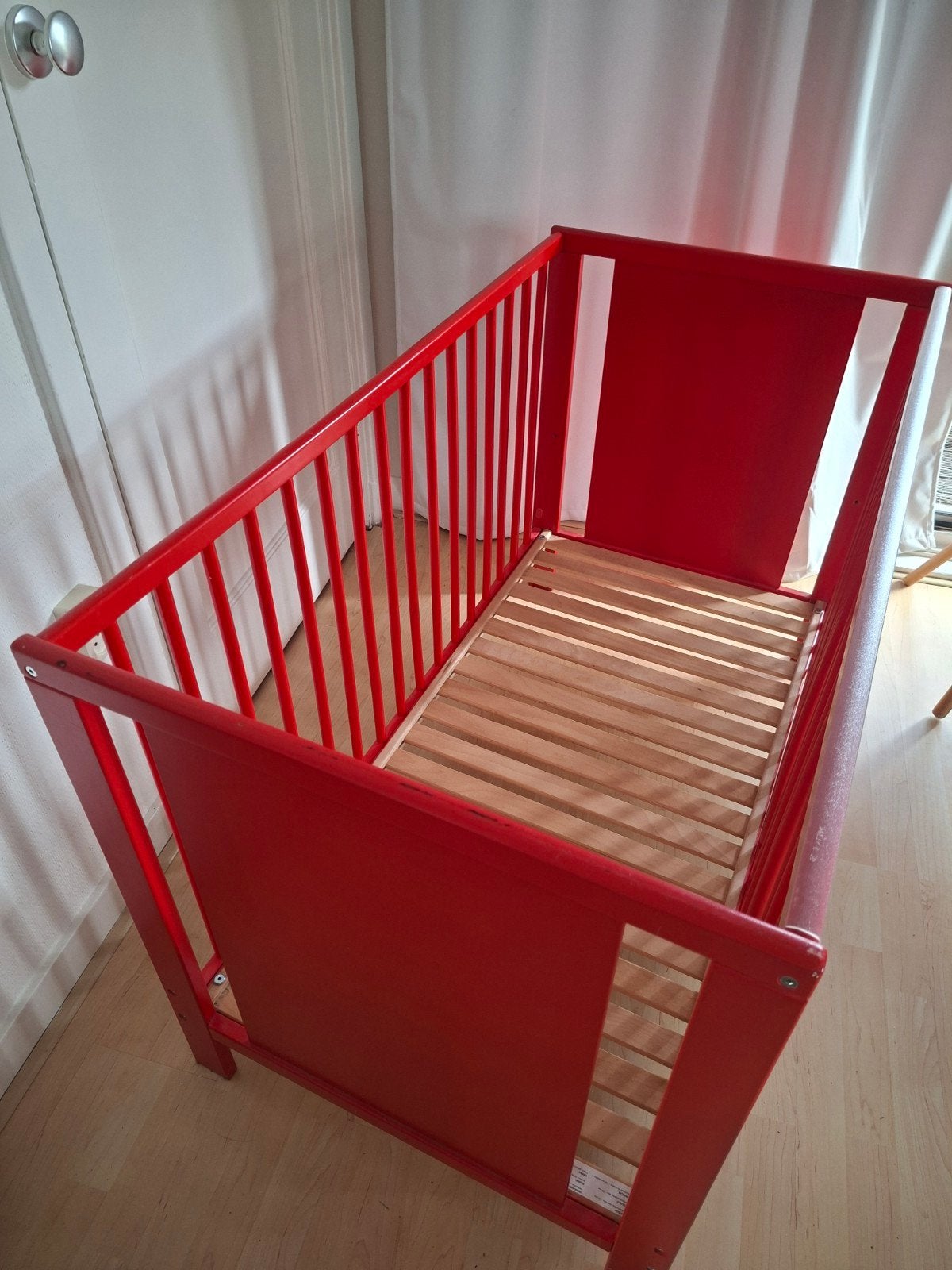 stevig rood ikea ledikantje in hoogte verstelbaar, met beno, Ophalen, Gebruikt, Ledikant