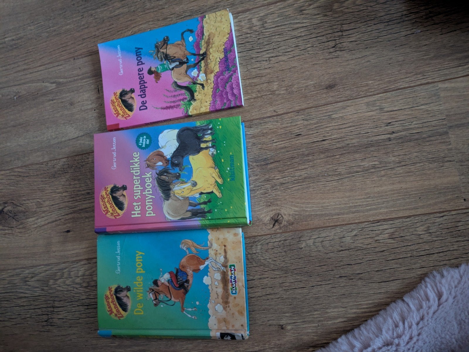 2 boeken van Manege de Zonnehoeve+het super dikke pony boek, Ophalen of Verzenden, Zo goed als nieuw, Fictie algemeen