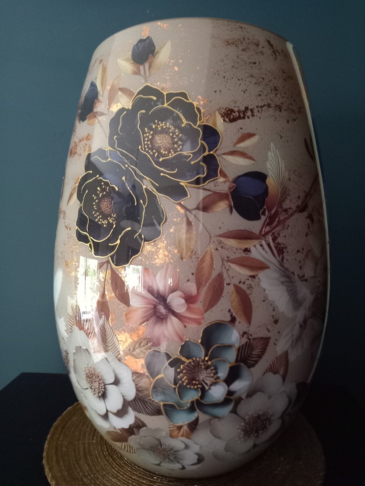 Grote glazen vaas met rosé gouden accenten en bloemdecoratie, Huis en Inrichting, Woonaccessoires | Vazen, Ophalen of Verzenden