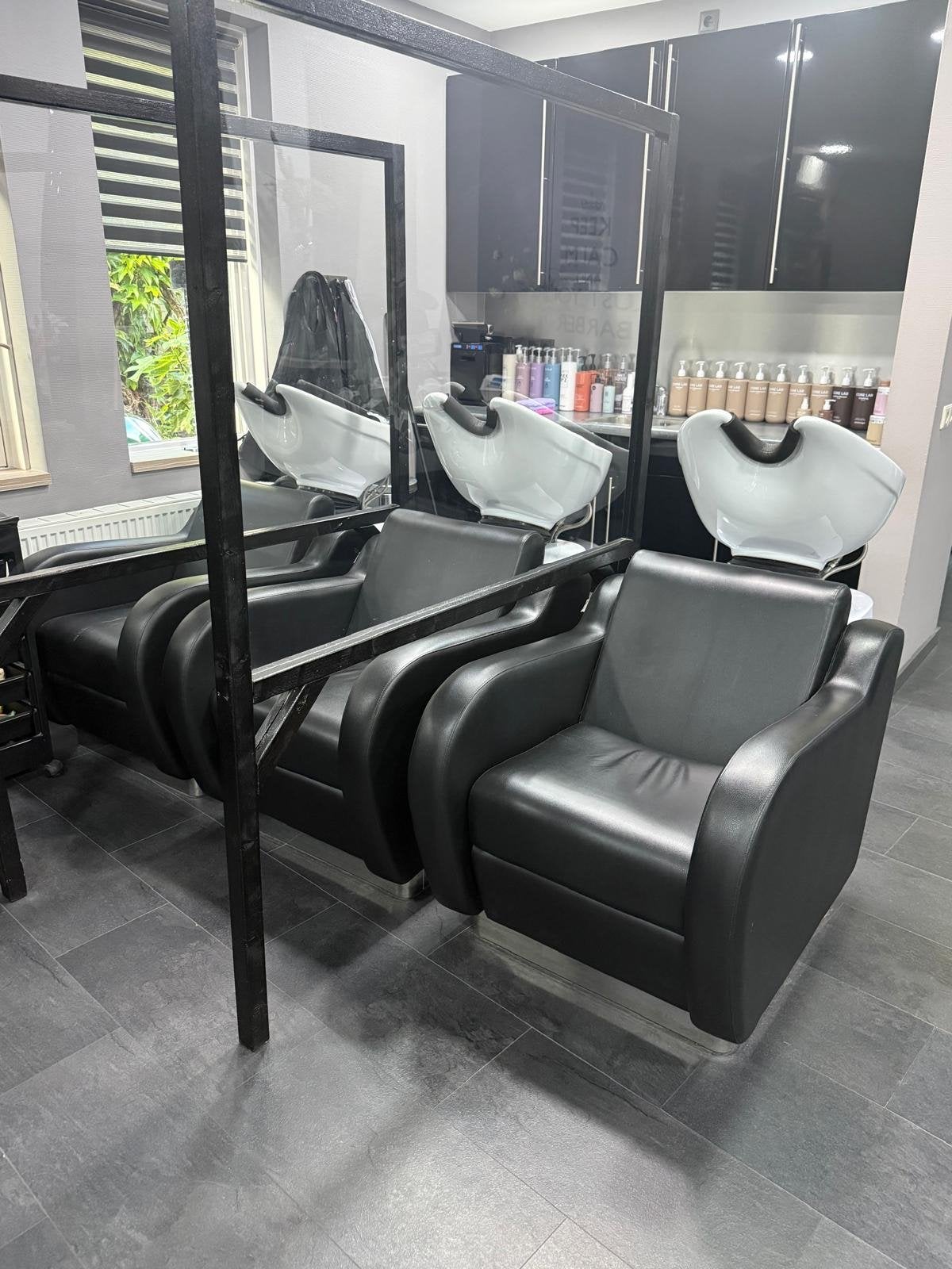 Kappersstoelen en wasunits, Knippen