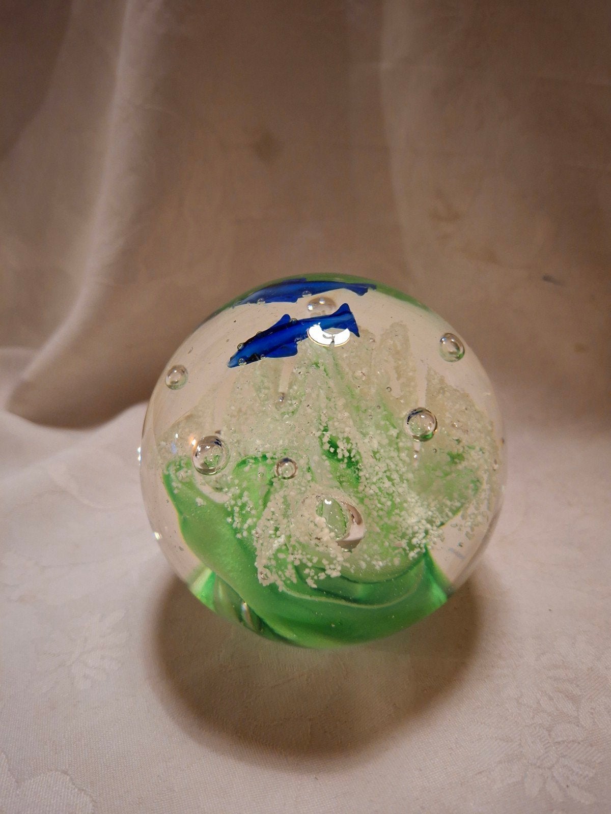 press papier bol kristal met dolfijntjes,in de zee 10 x 9 cm, Antiek en Kunst, Verzenden