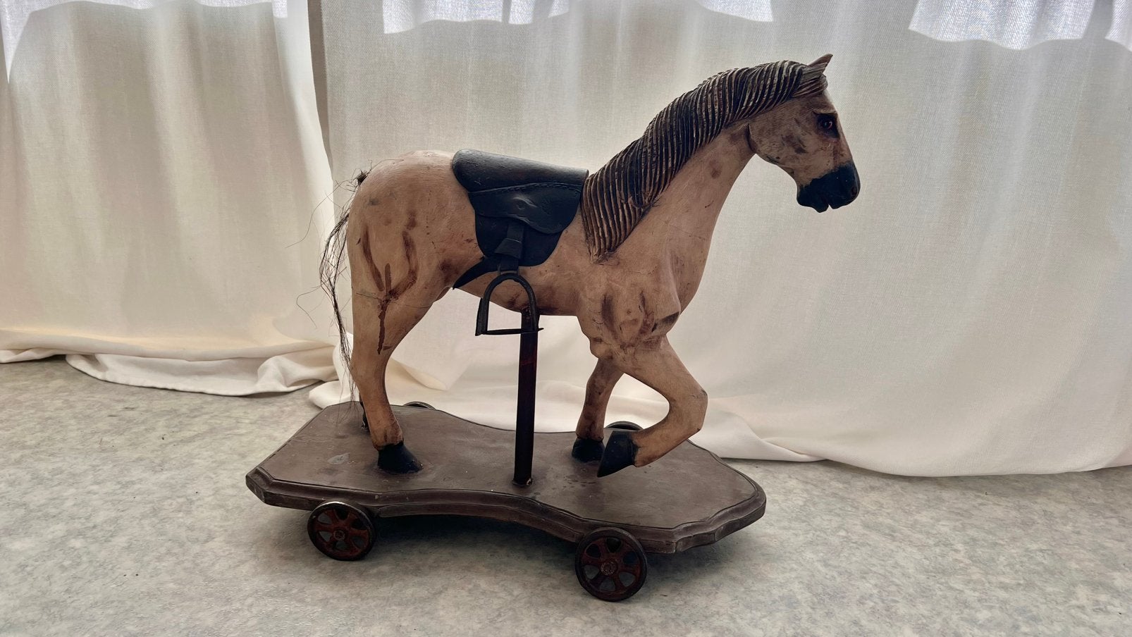 Groot antiek houten trekpaard op wieltjes (ca. 1900), Ophalen, Zo goed als nieuw, Beeldje of Figuurtje