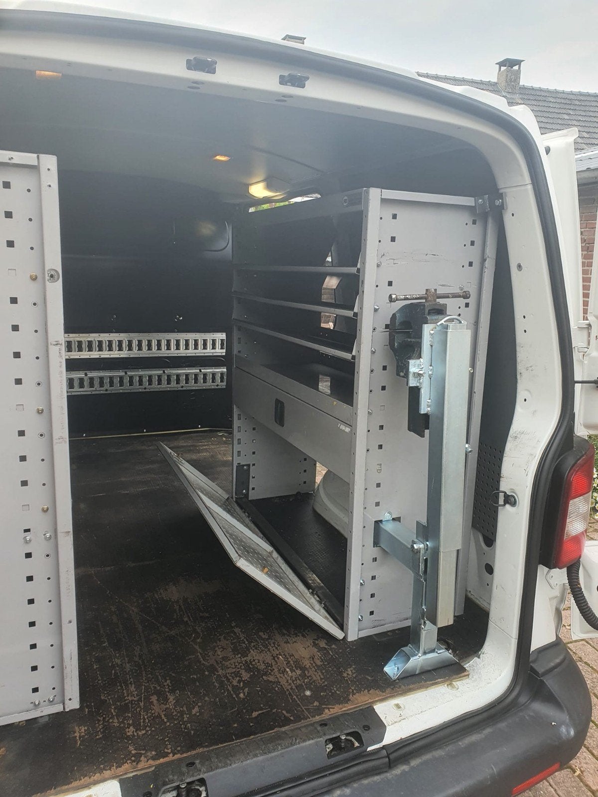 Complete Bedrijfswageninrichting met Bankschroef, Ophalen
