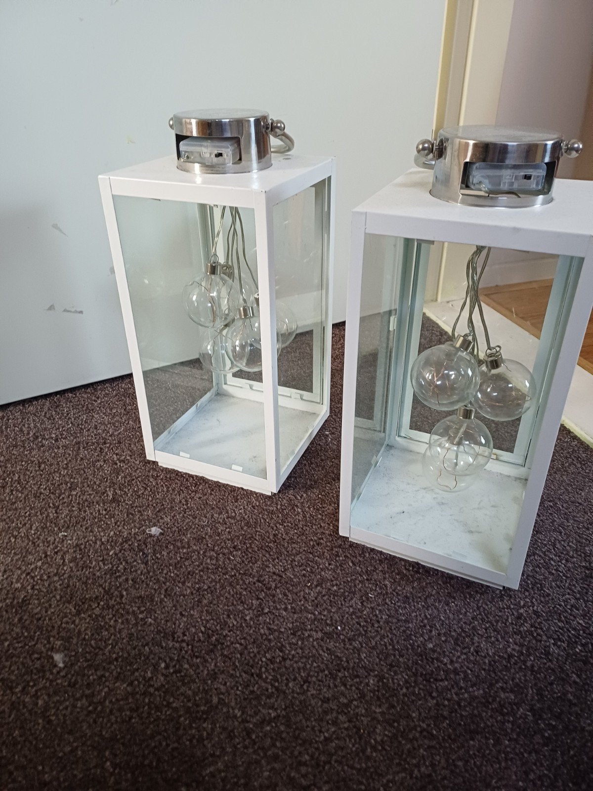Lantaarns, 2 wit metalen met lampjes op batterij, Huis en Inrichting, Woonaccessoires | Kandelaars en Kaarsen, Lantaarn, Wit, 35 cm