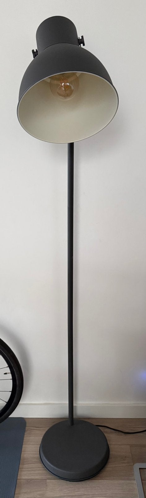 Ikea lamp grijs, Huis en Inrichting, Lampen | Vloerlampen, Ophalen, Zo goed als nieuw, Metaal, 150 tot 200 cm
