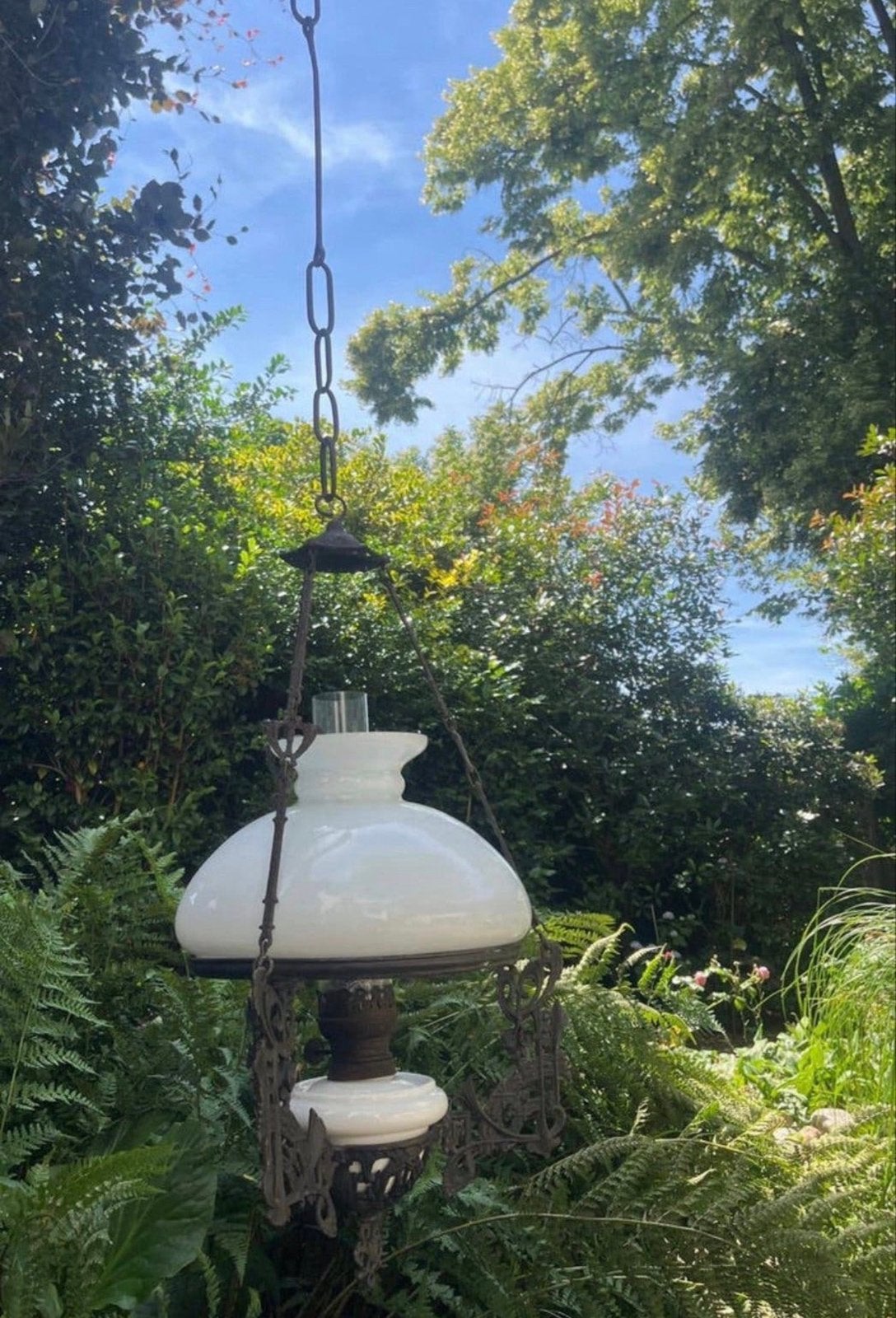 Antieke olielamp - Hanglamp met wit glas en metalen frame, Ophalen