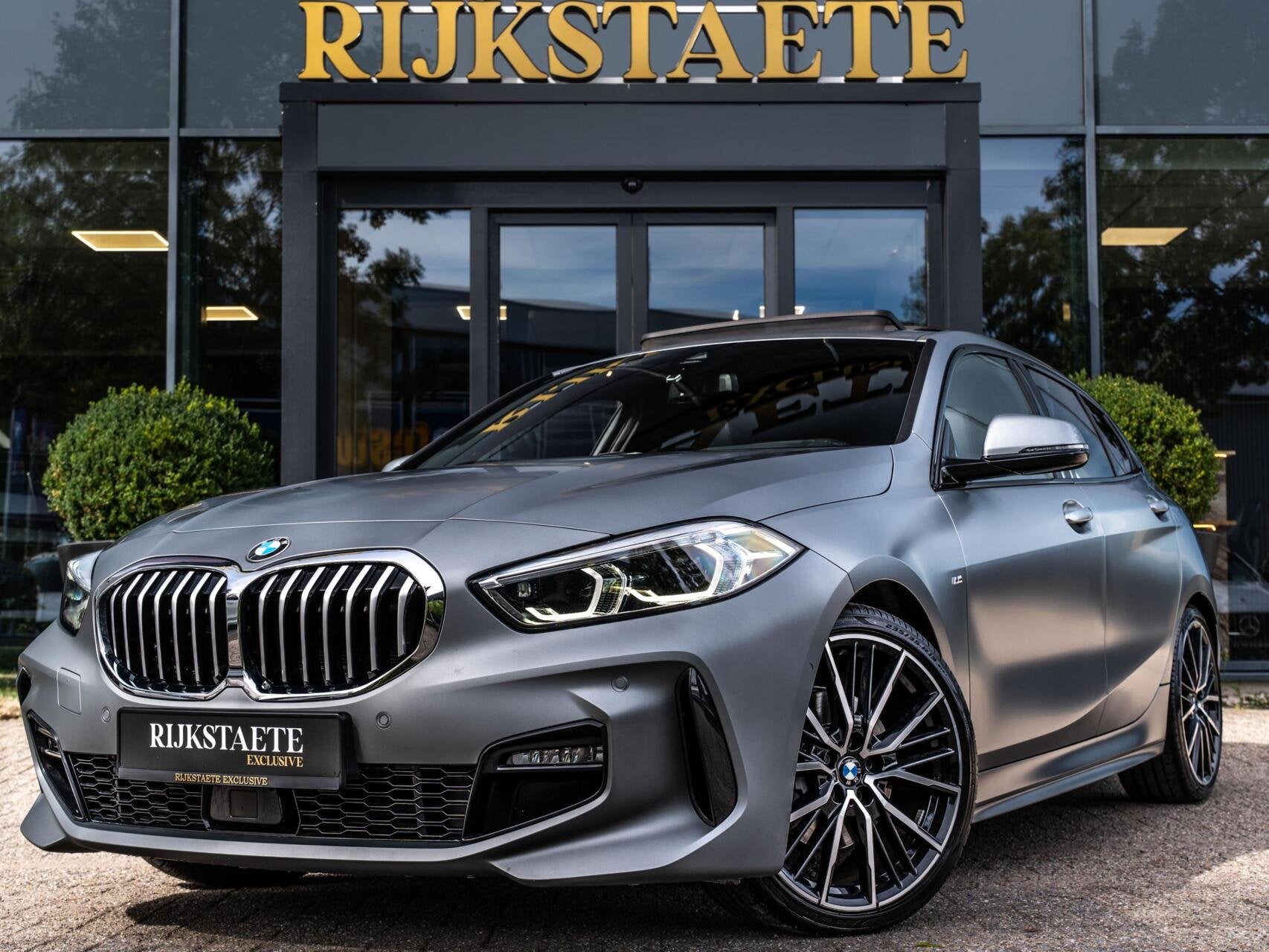 BMW 1-serie 118i EDE M-Sport|PANO|ACC|CAM|19''|SFEER|LASER, Auto's, Dealer onderhouden, Gebruikt, Met garantie (alle), Leder