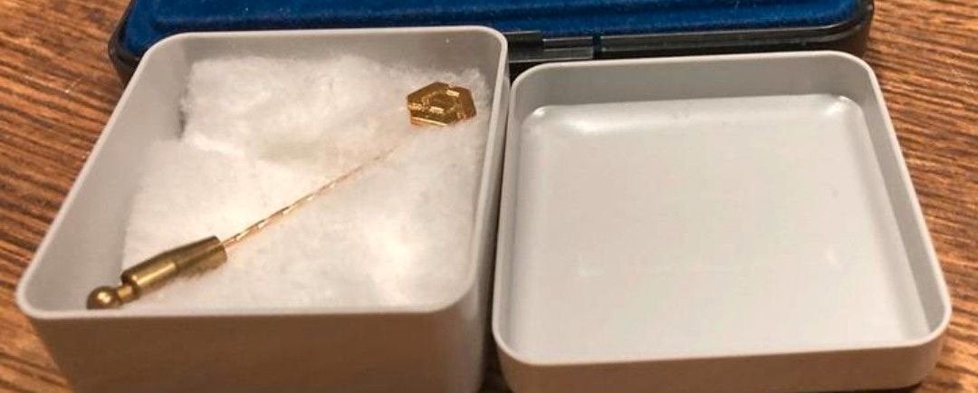 Gouden reversspeldje / dasspeldje in doosje, Ophalen of Verzenden, Zo goed als nieuw