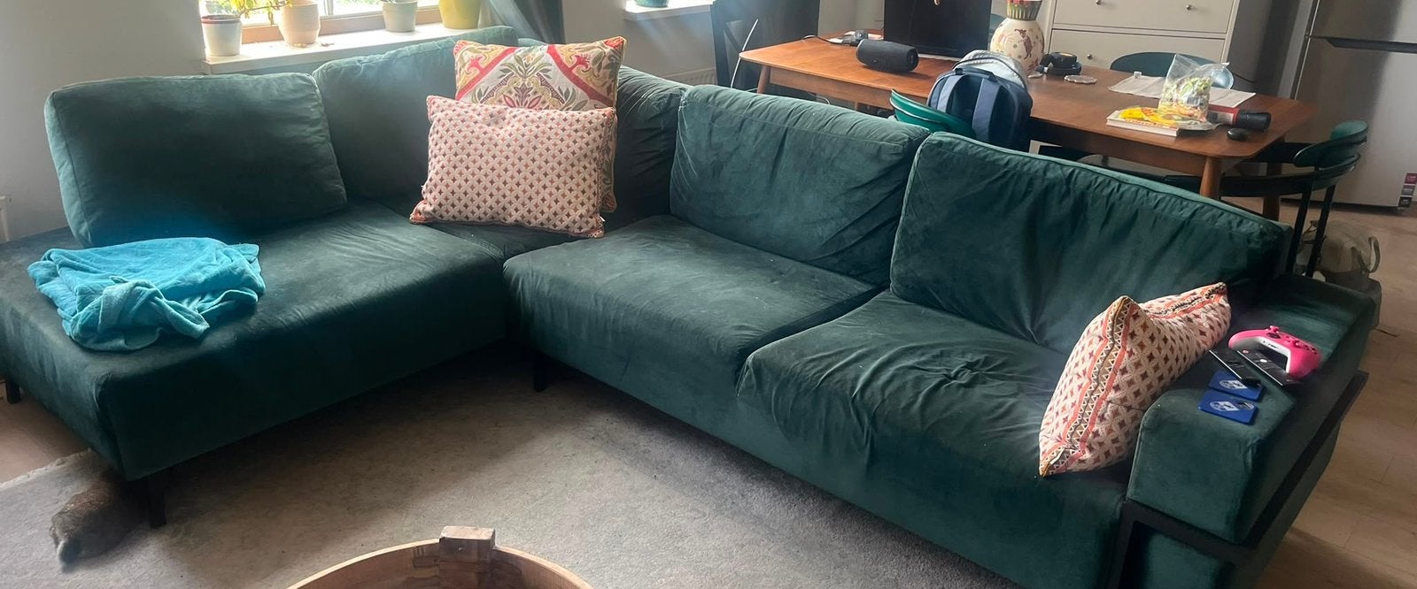 Velours groene hoekbank rechts exc sierkussen (Seats&Sofas), Huis en Inrichting, Banken | Bankstellen, Ophalen, 250 tot 300 cm