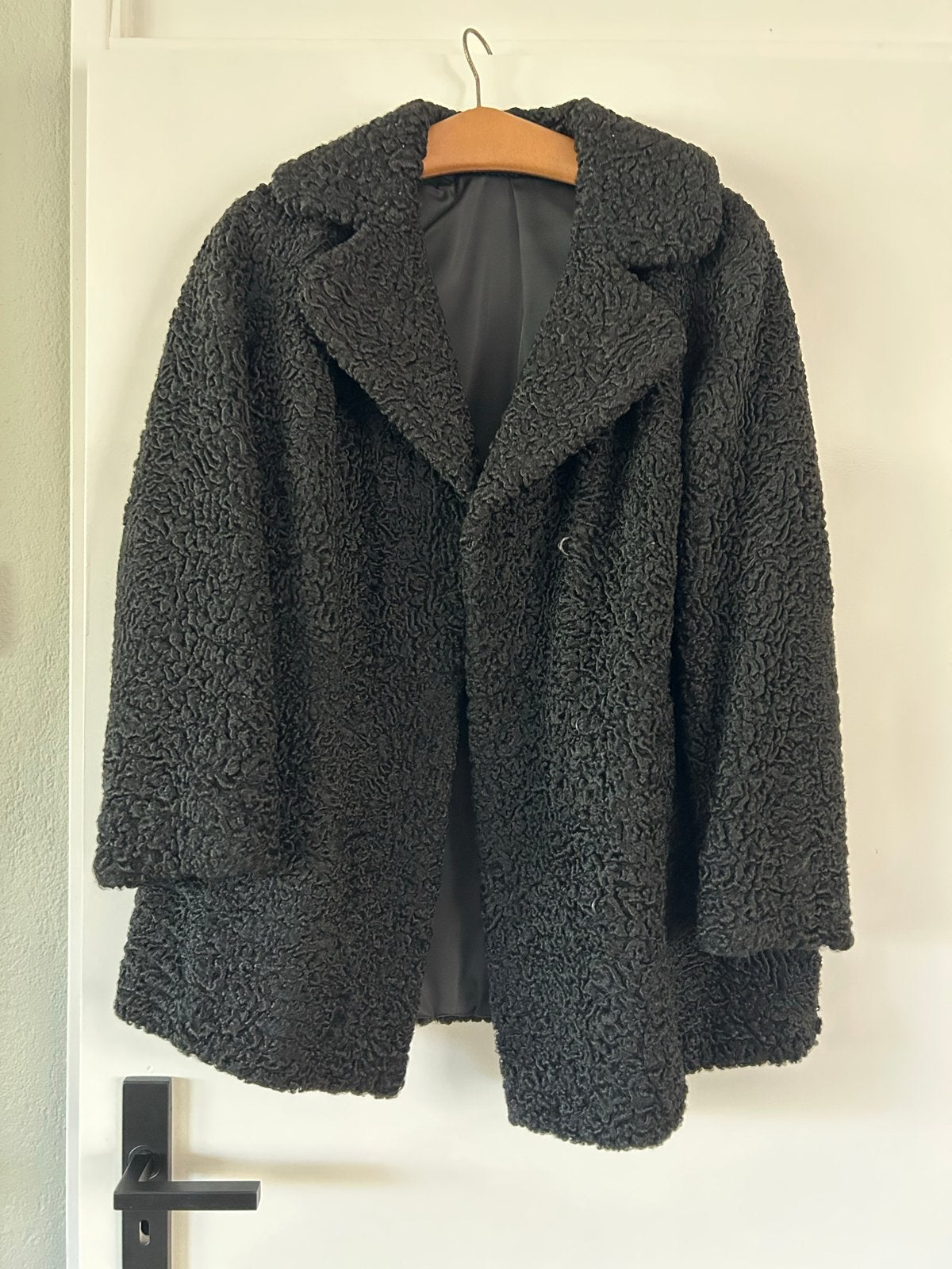 Dora van de Ven Zwarte Krul Lammy Coat, Kleding | Dames, Jassen | Winter, Ophalen, Zo goed als nieuw, Maat 38/40 (M), Zwart
