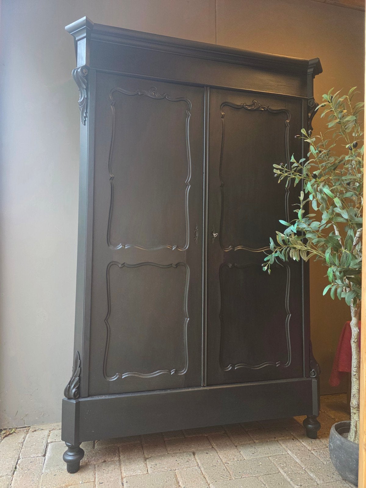 Mat zwarte biedermeier meidenkast DEMONTABEL BEZ MOGELIJK, Antiek en Kunst, Antiek | Meubels | Kasten, Ophalen of Verzenden