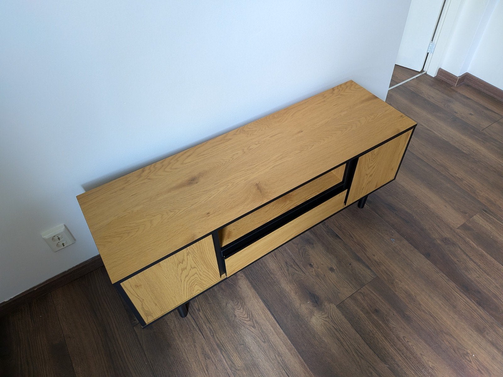 JYSK TV-meubel / TV-tafel in eikenhout en zwart metaal, Ophalen, 100 tot 150 cm, Modern, Scandinavisch, Zo goed als nieuw